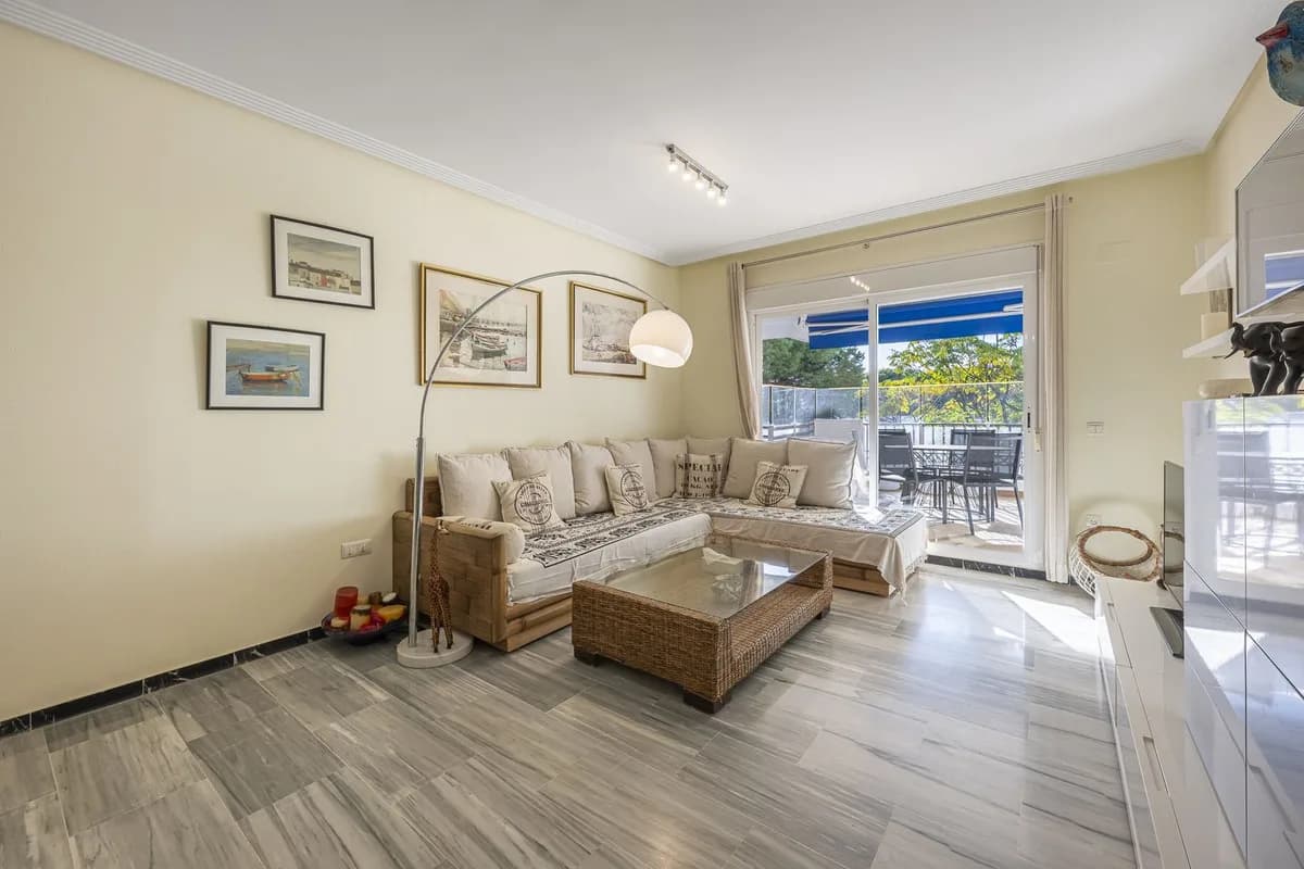 2 Bedroom Middle Floor Apartment for Sale in Puerto Banús, Málaga - Image 9