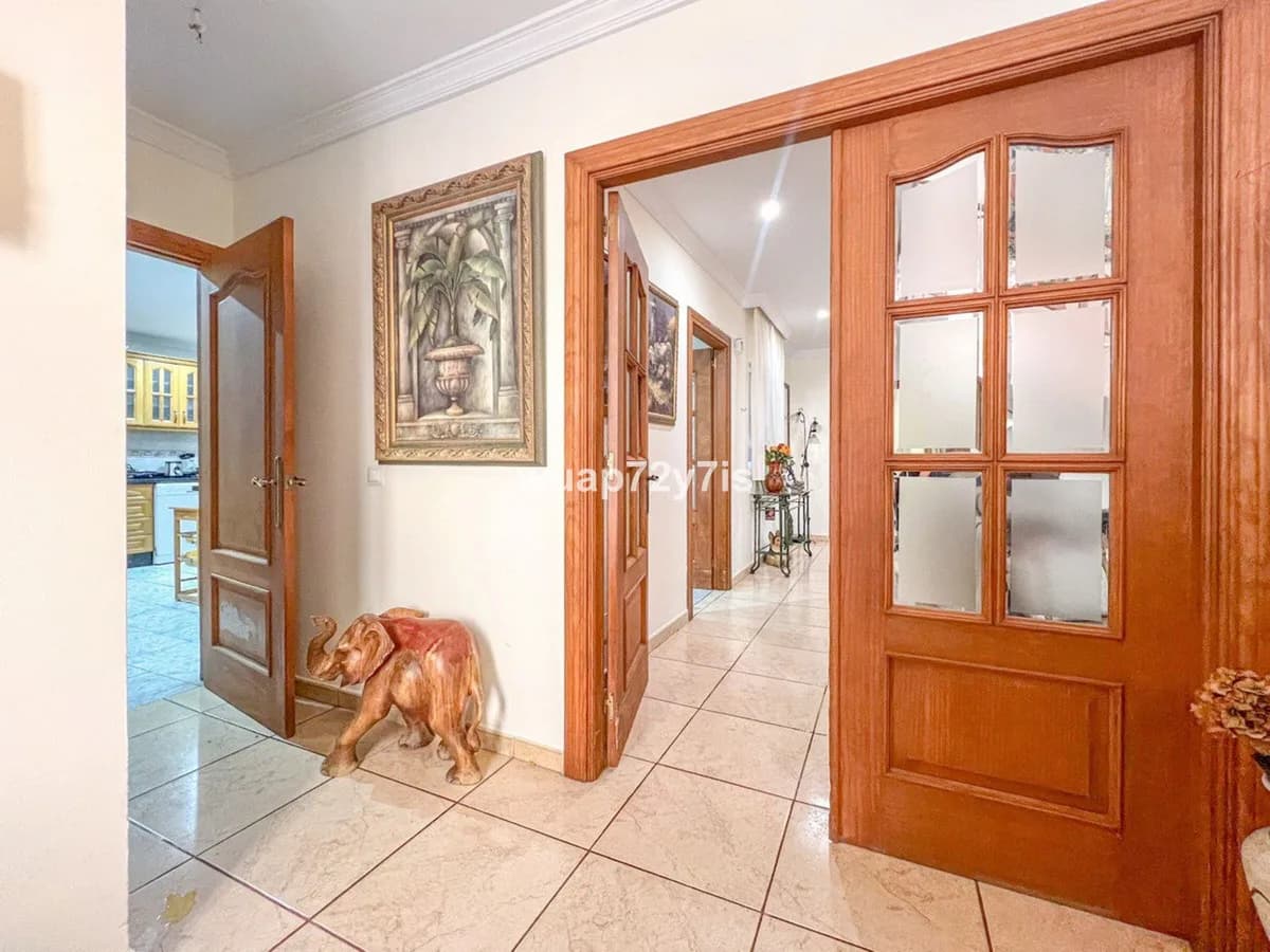 5 Bedroom Semi-Detached House for Sale in Estepona, Málaga - Image 3