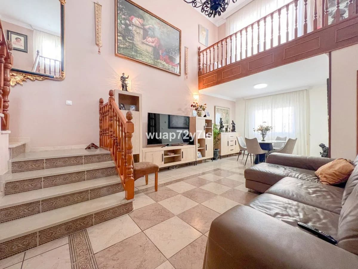 5 Bedroom Semi-Detached House for Sale in Estepona, Málaga - Image 5