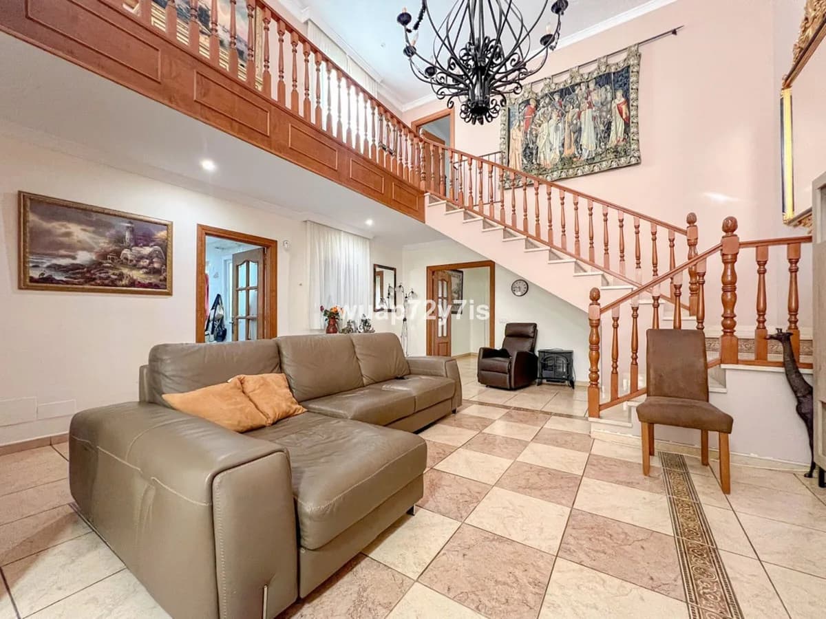 5 Bedroom Semi-Detached House for Sale in Estepona, Málaga - Image 6