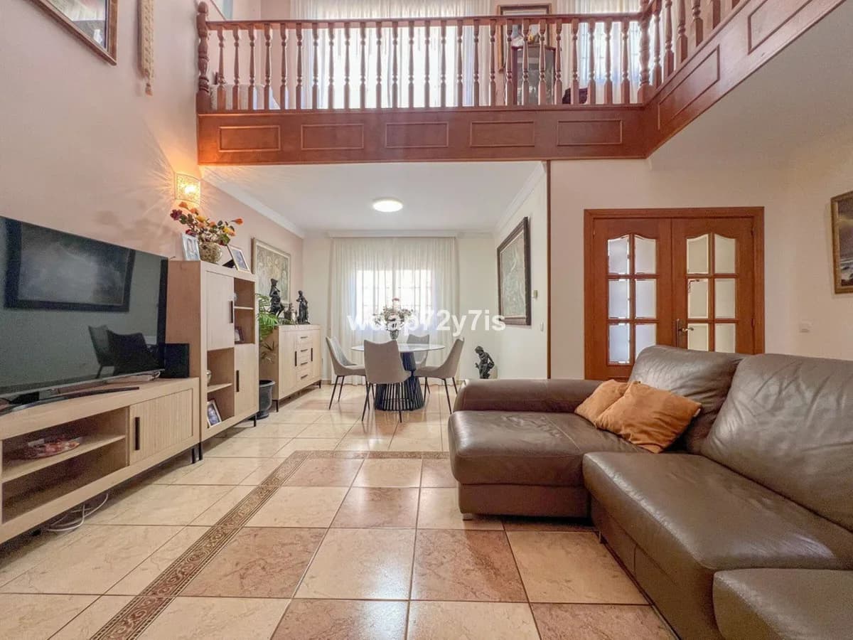 5 Bedroom Semi-Detached House for Sale in Estepona, Málaga - Image 7