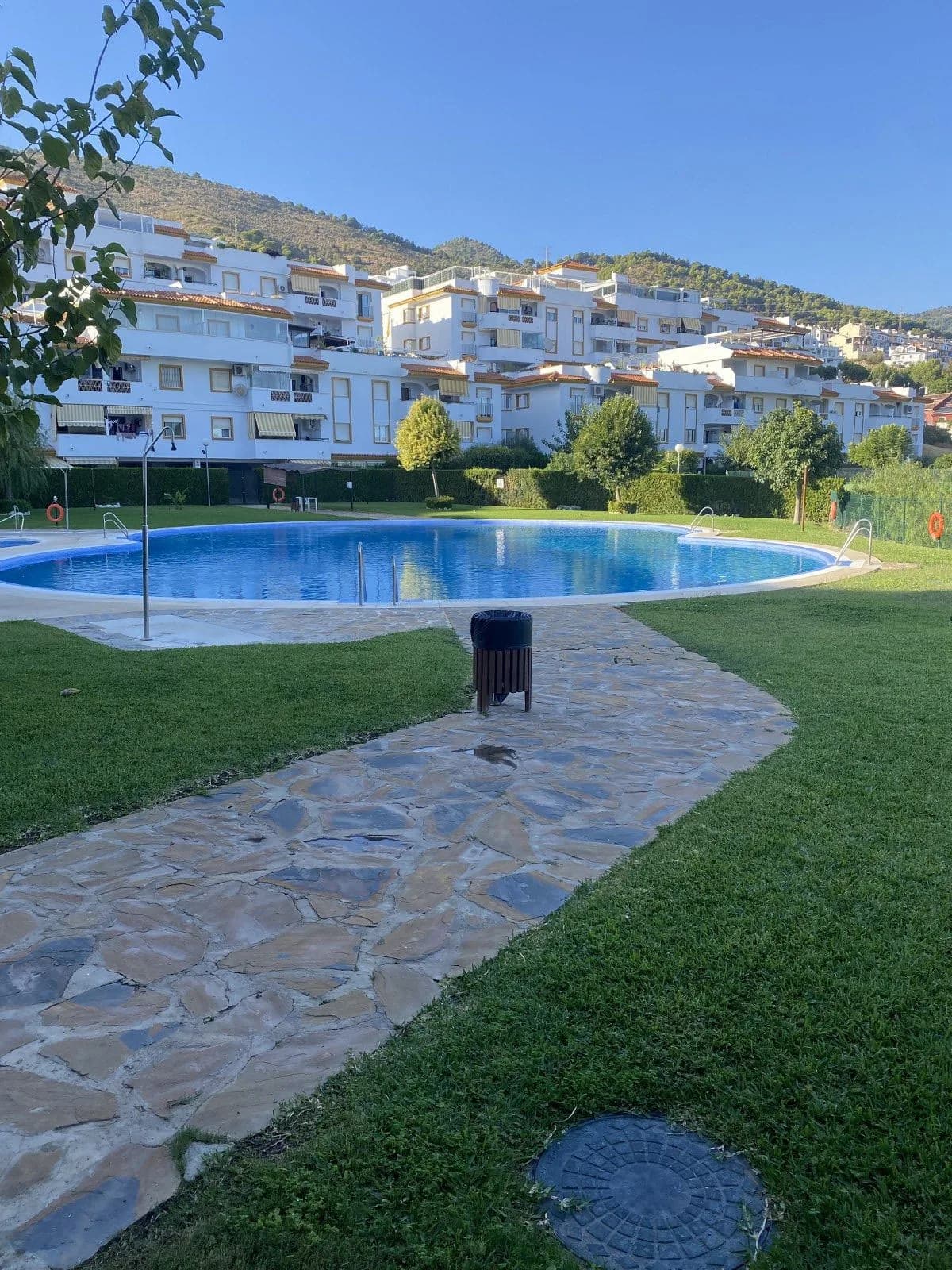 2 Bedroom Middle Floor Apartment for Sale in Benalmadena Pueblo, Málaga - Image 2