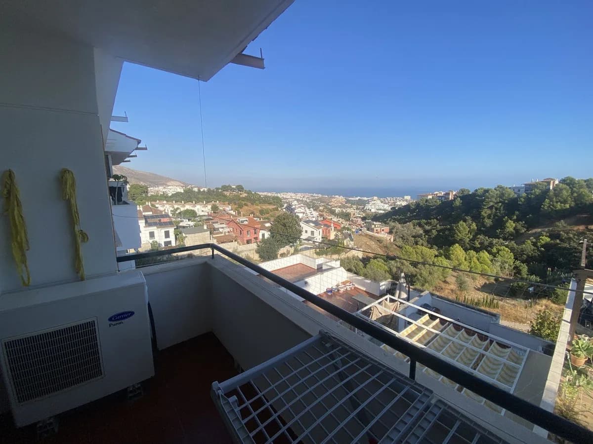 2 Bedroom Middle Floor Apartment for Sale in Benalmadena Pueblo, Málaga - Image 4