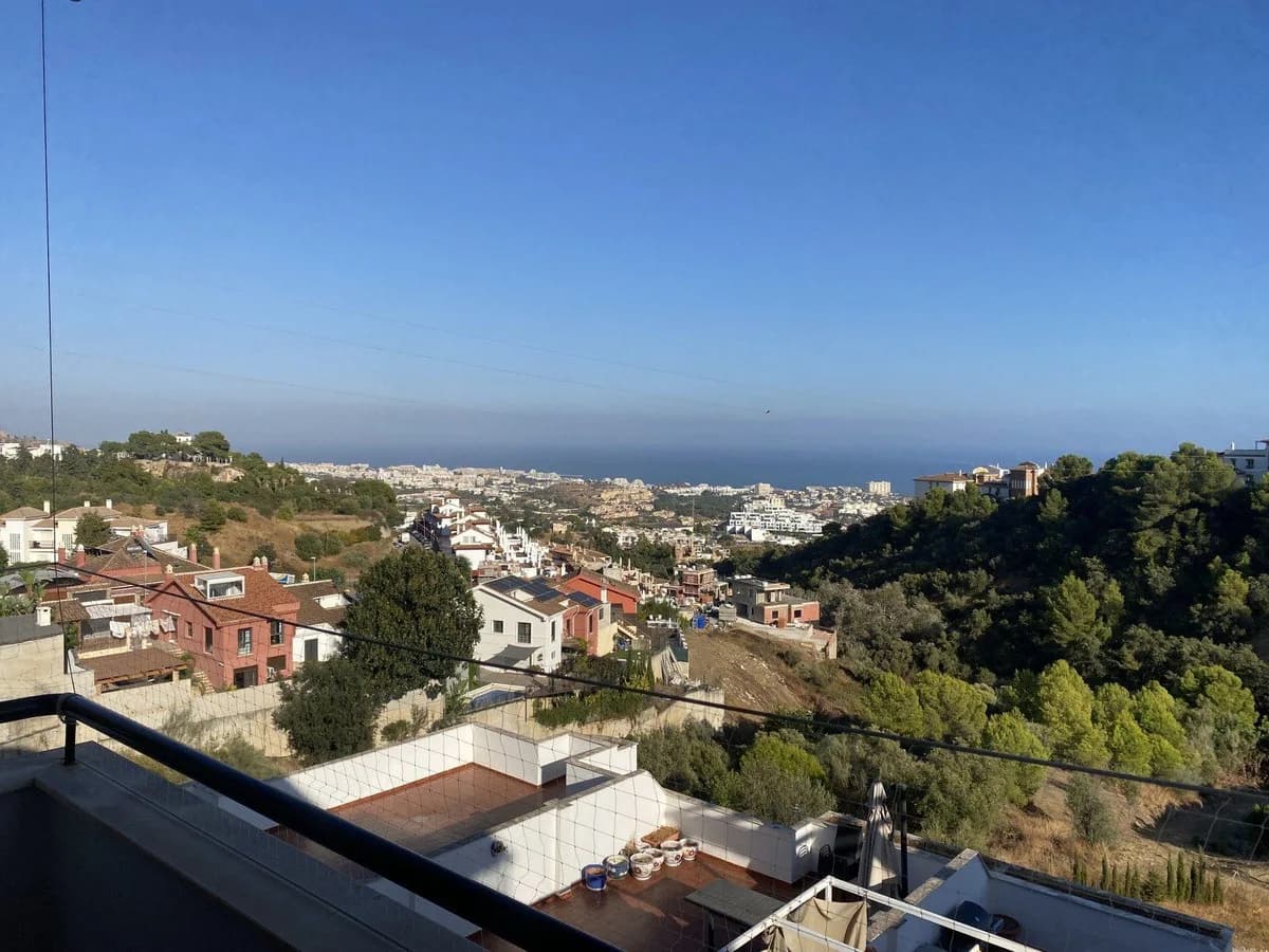 2 Bedroom Middle Floor Apartment for Sale in Benalmadena Pueblo, Málaga - Image 5