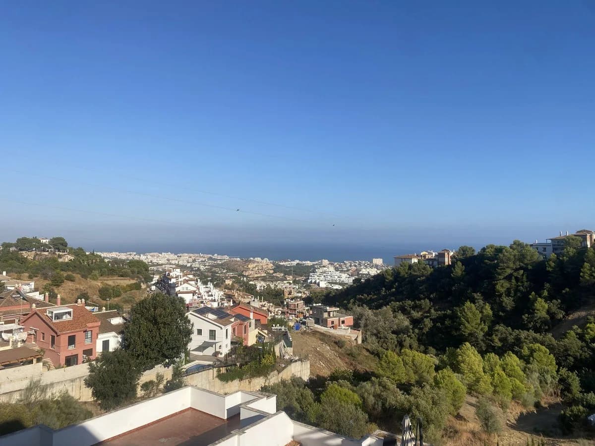 2 Bedroom Middle Floor Apartment for Sale in Benalmadena Pueblo, Málaga - Image 6