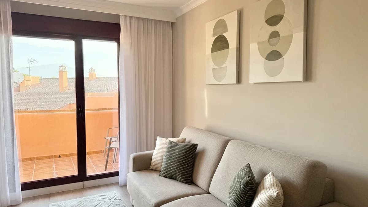 2 Bedroom Middle Floor Apartment for Sale in Benahavís, Málaga - Image 9