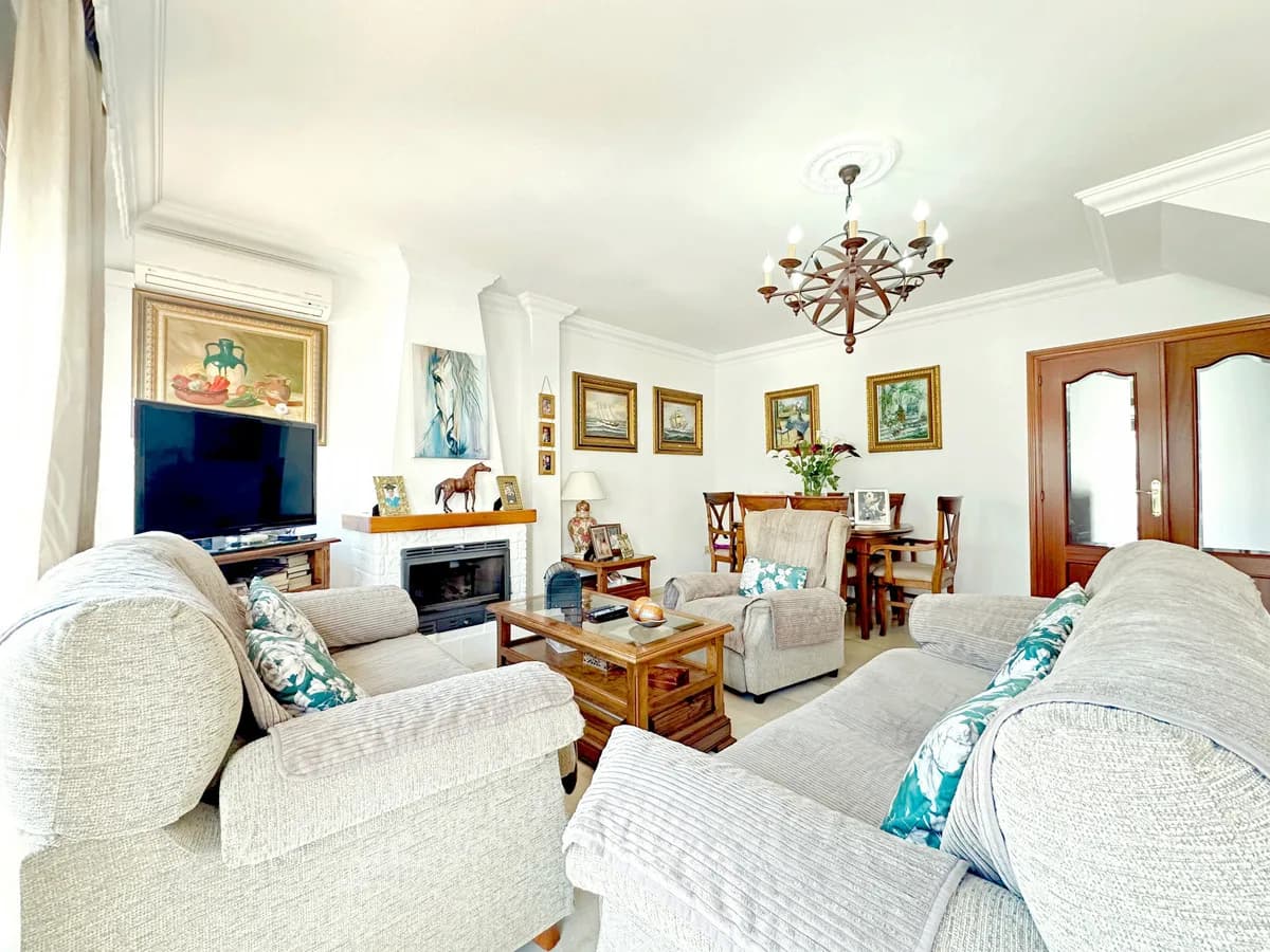 3 Bedroom Townhouse for Sale in Estepona, Málaga - Image 5