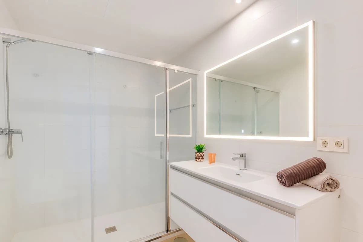 3 Bedroom Top Floor Apartment for Sale in Nueva Andalucía, Málaga - Image 4