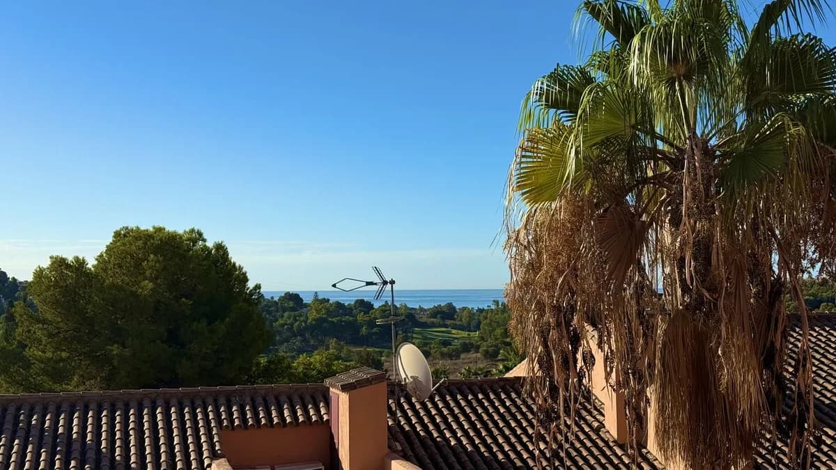 1 Bedroom Middle Floor Apartment for Sale in Benahavís, Málaga - Image 2