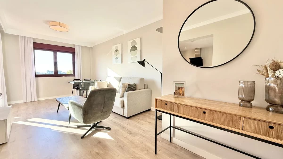 1 Bedroom Middle Floor Apartment for Sale in Benahavís, Málaga - Image 3