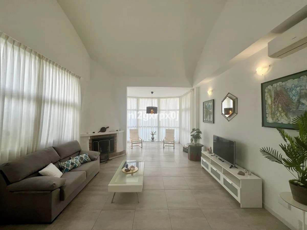 3 Bedroom Detached Villa for Sale in Reserva de Marbella, Málaga - Image 5