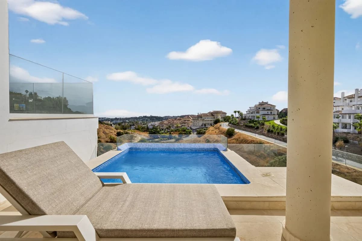 2 Bedroom Middle Floor Apartment for Sale in Nueva Andalucía, Málaga
