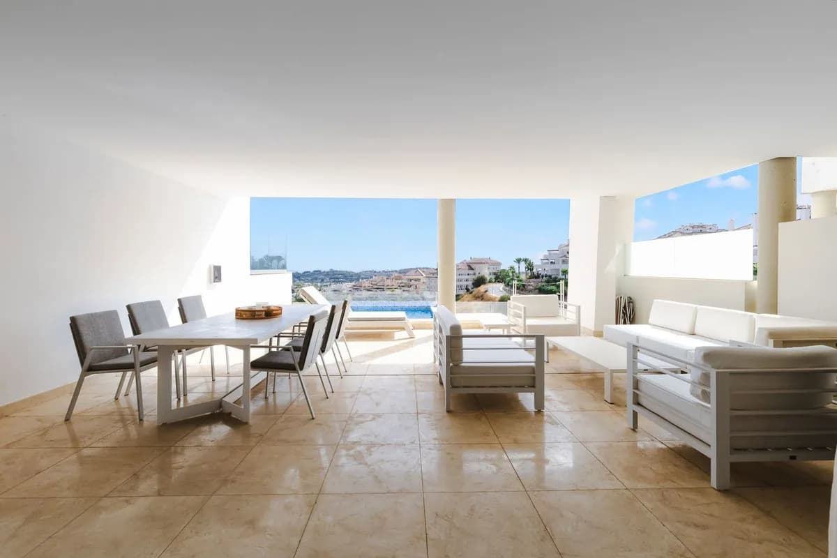 2 Bedroom Middle Floor Apartment for Sale in Nueva Andalucía, Málaga - Image 4
