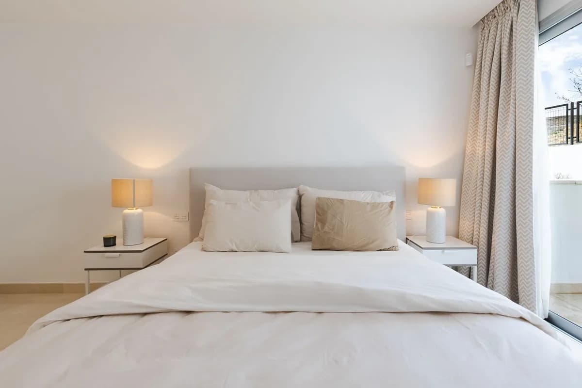 2 Bedroom Middle Floor Apartment for Sale in Nueva Andalucía, Málaga - Image 5