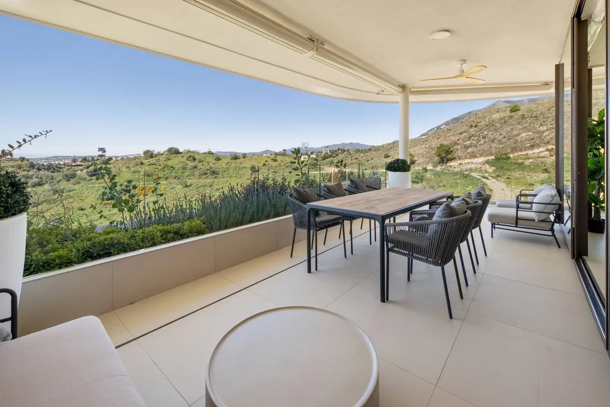 2 Bedroom Middle Floor Apartment for Sale in Fuengirola, Málaga - Image 4