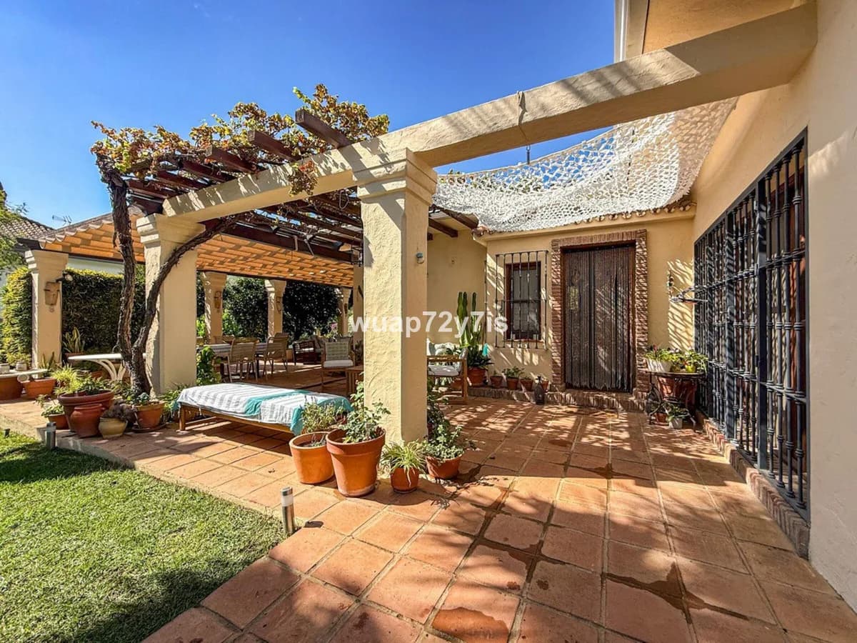 3 Bedroom Detached Villa for Sale in Nagüeles, Málaga