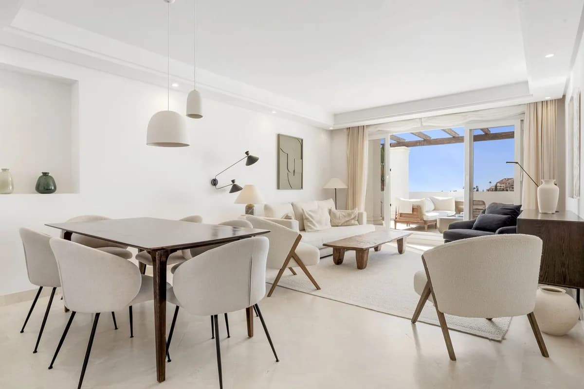 3 Bedroom Middle Floor Apartment for Sale in Aloha, Málaga - Image 2