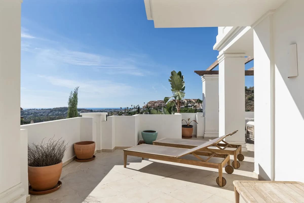 3 Bedroom Middle Floor Apartment for Sale in Aloha, Málaga - Image 4