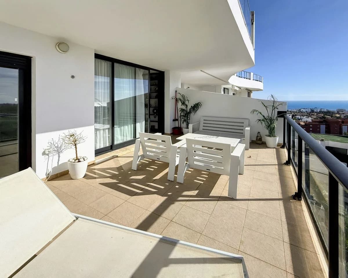 2 Bedroom Middle Floor Apartment for Sale in Riviera del Sol, Málaga - Image 2
