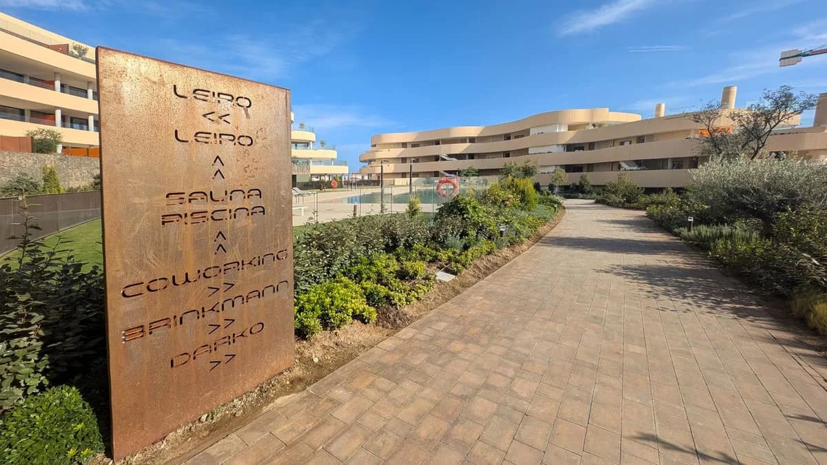 2 Bedroom Middle Floor Apartment for Sale in Fuengirola, Málaga - Image 2