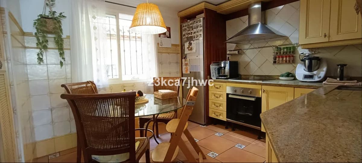 5 Bedroom Townhouse for Sale in Estepona, Málaga - Image 3