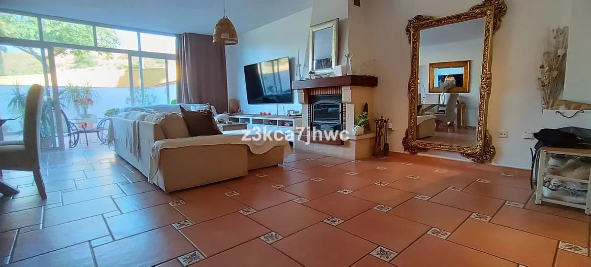 5 Bedroom Townhouse for Sale in Estepona, Málaga - Image 6