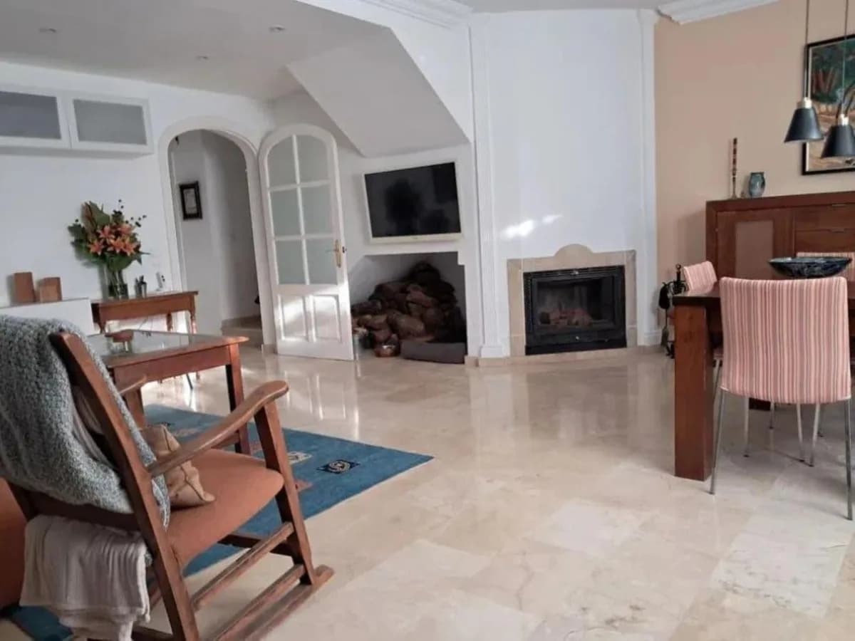 4 Bedroom Semi-Detached House for Sale in Estepona, Málaga - Image 9