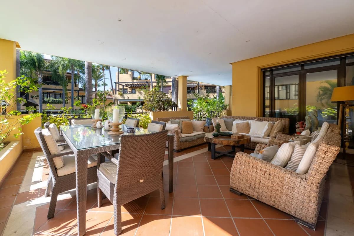 2 Bedroom Ground Floor Apartment for Sale in Puerto Banús, Málaga - Image 5