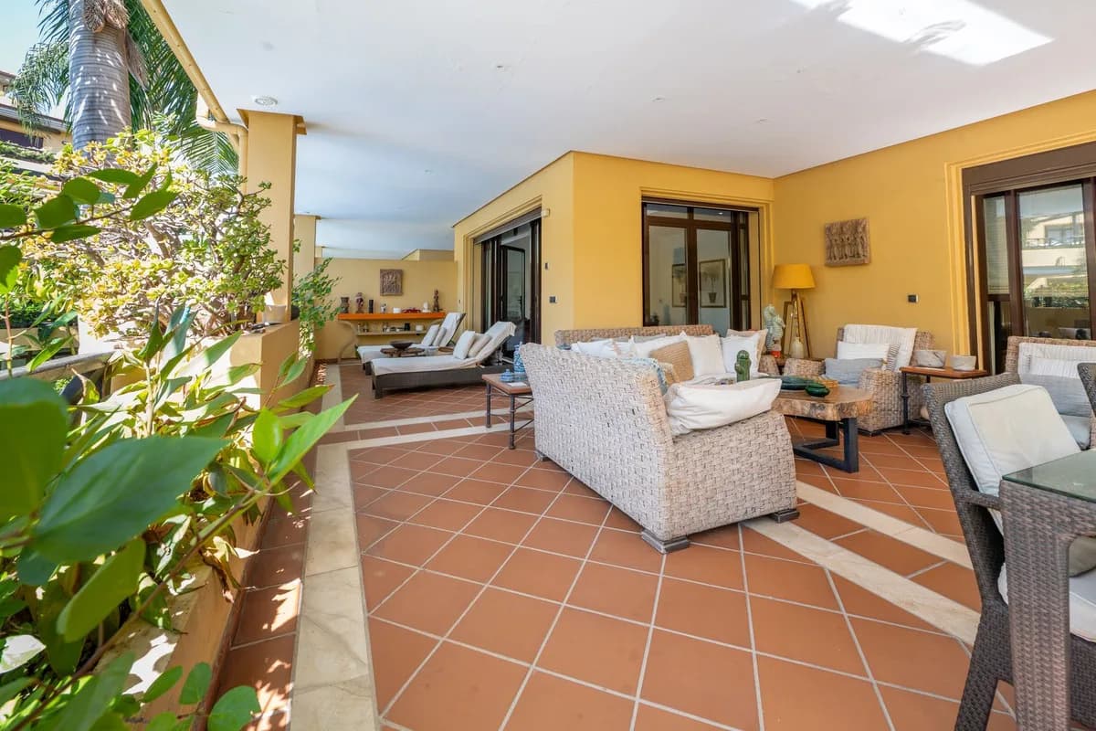 2 Bedroom Ground Floor Apartment for Sale in Puerto Banús, Málaga - Image 8