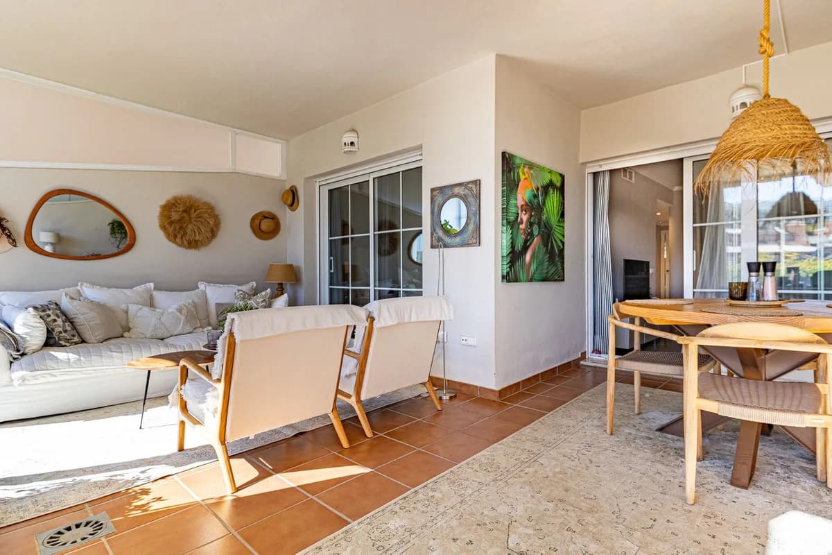 2 Bedroom Middle Floor Apartment for Sale in La Cala de Mijas, Málaga - Image 2