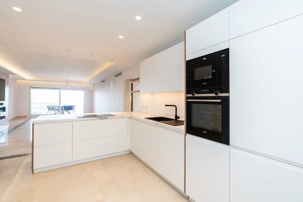 2 Bedroom Middle Floor Apartment for Sale in La Mairena, Málaga - Image 8