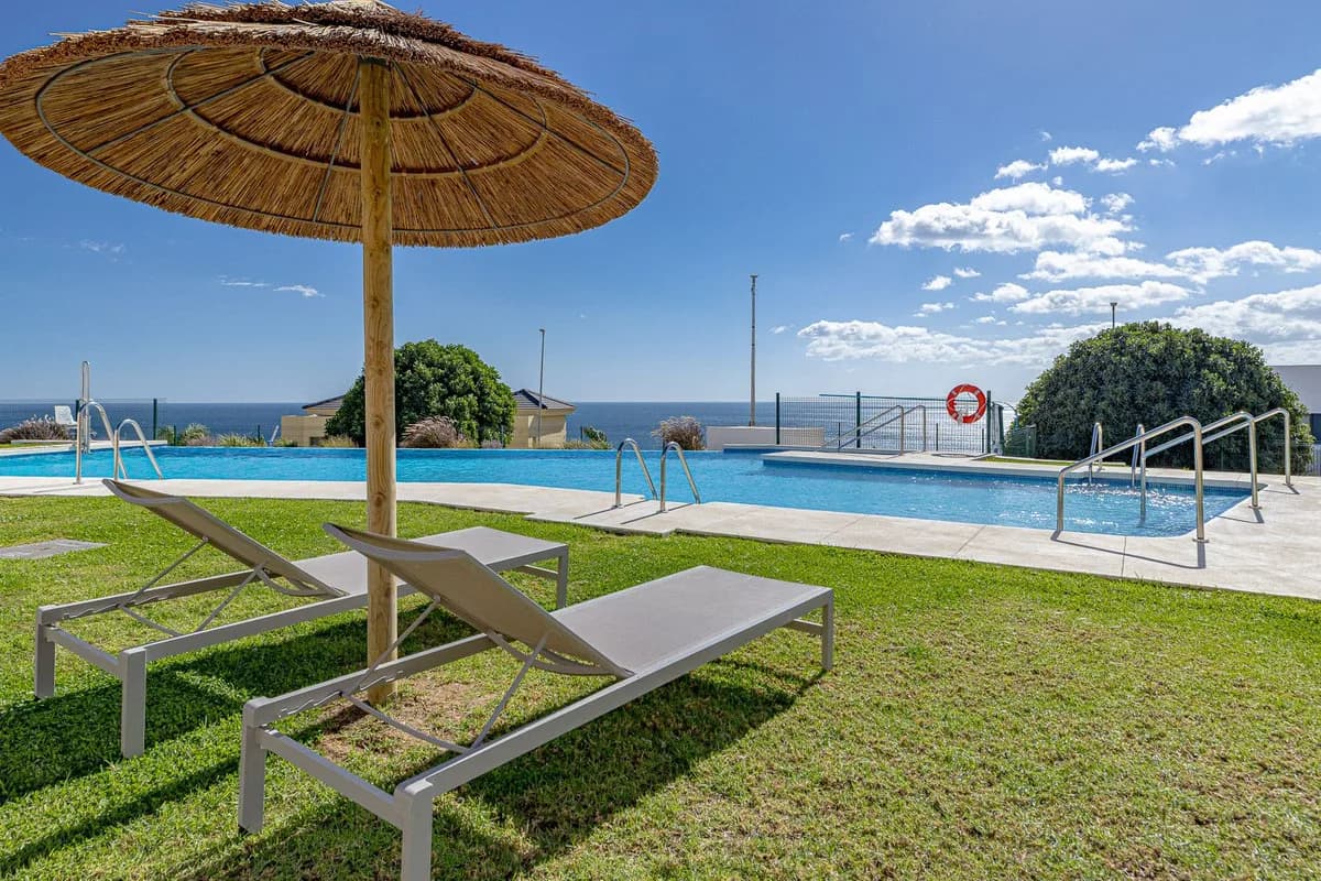 2 Bedroom Middle Floor Apartment for Sale in Casares Playa, Málaga