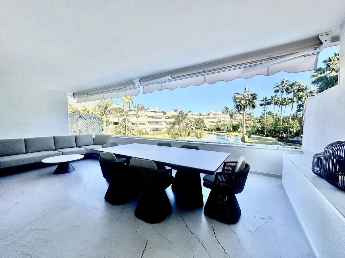 3 Bedroom Middle Floor Apartment for Sale in Marbella, Málaga - Image 2