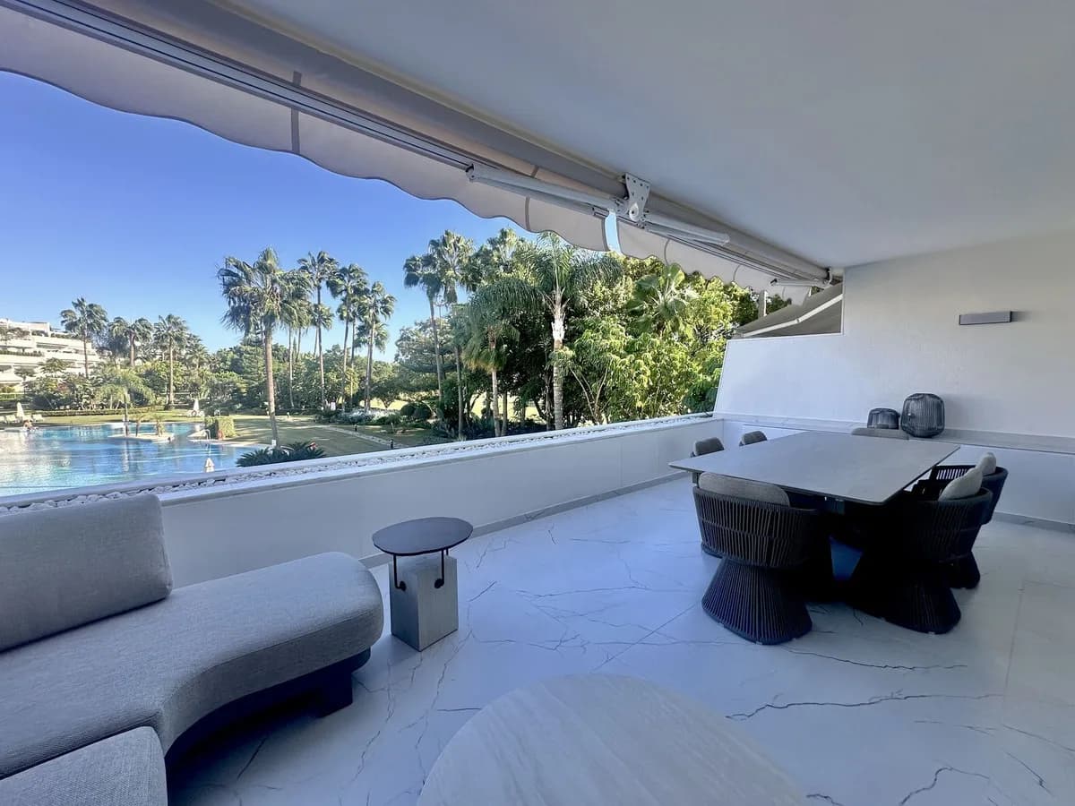 3 Bedroom Middle Floor Apartment for Sale in Marbella, Málaga - Image 3