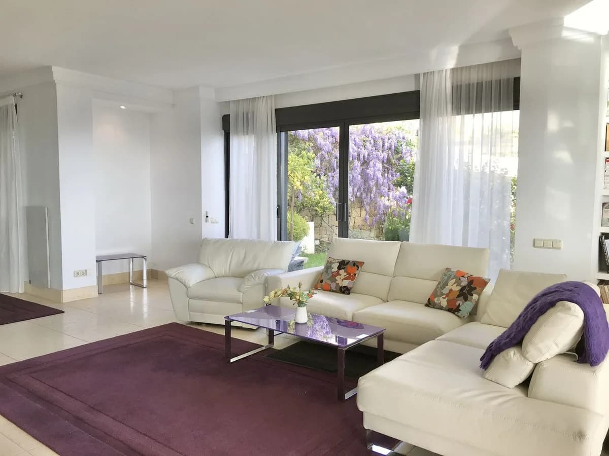 2 Bedroom Middle Floor Apartment for Sale in Altos de los Monteros, Málaga - Image 2