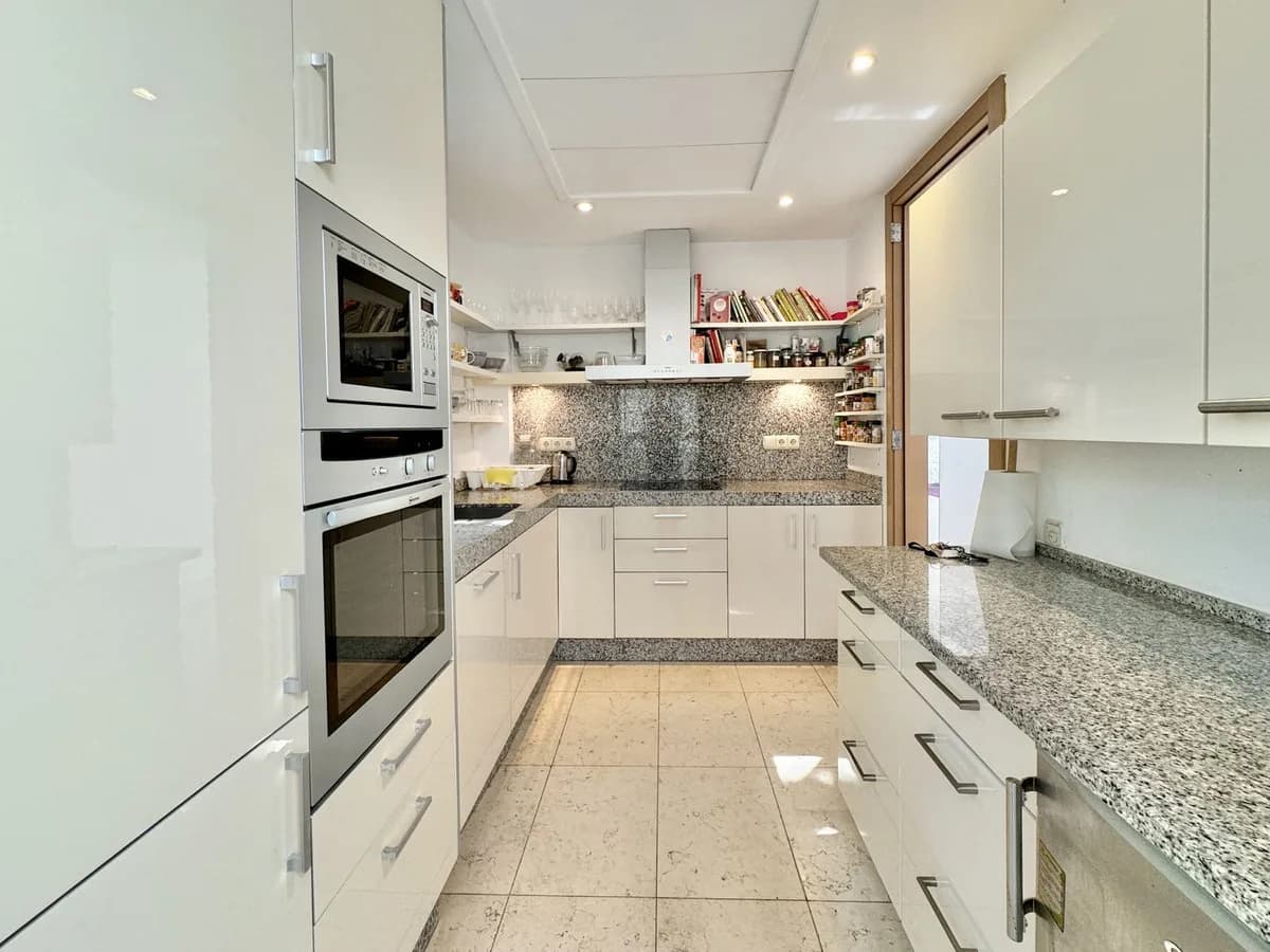 2 Bedroom Middle Floor Apartment for Sale in Altos de los Monteros, Málaga - Image 3