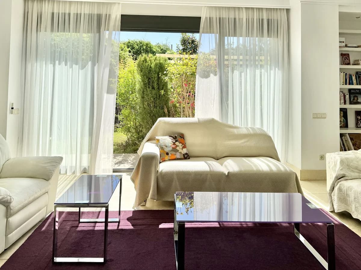 2 Bedroom Middle Floor Apartment for Sale in Altos de los Monteros, Málaga - Image 4