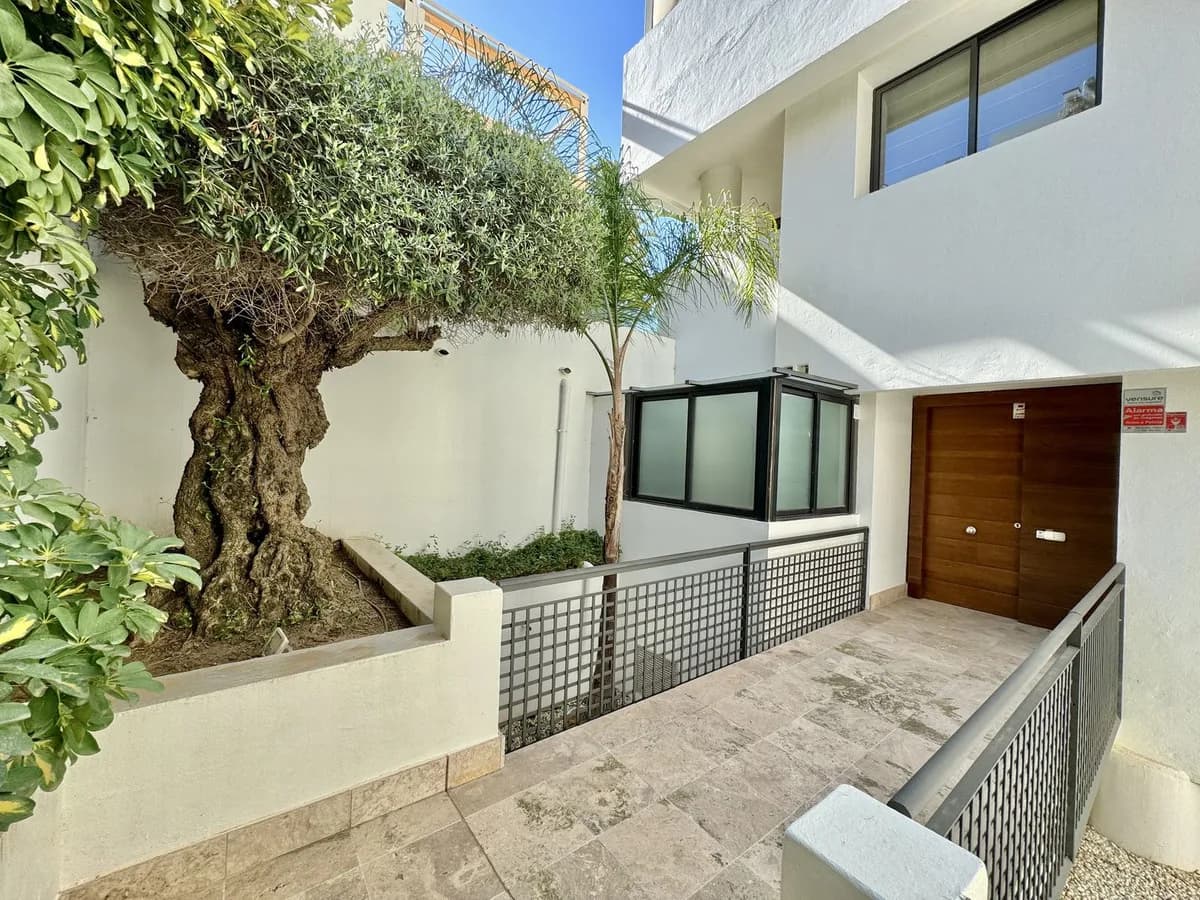 2 Bedroom Middle Floor Apartment for Sale in Altos de los Monteros, Málaga - Image 5