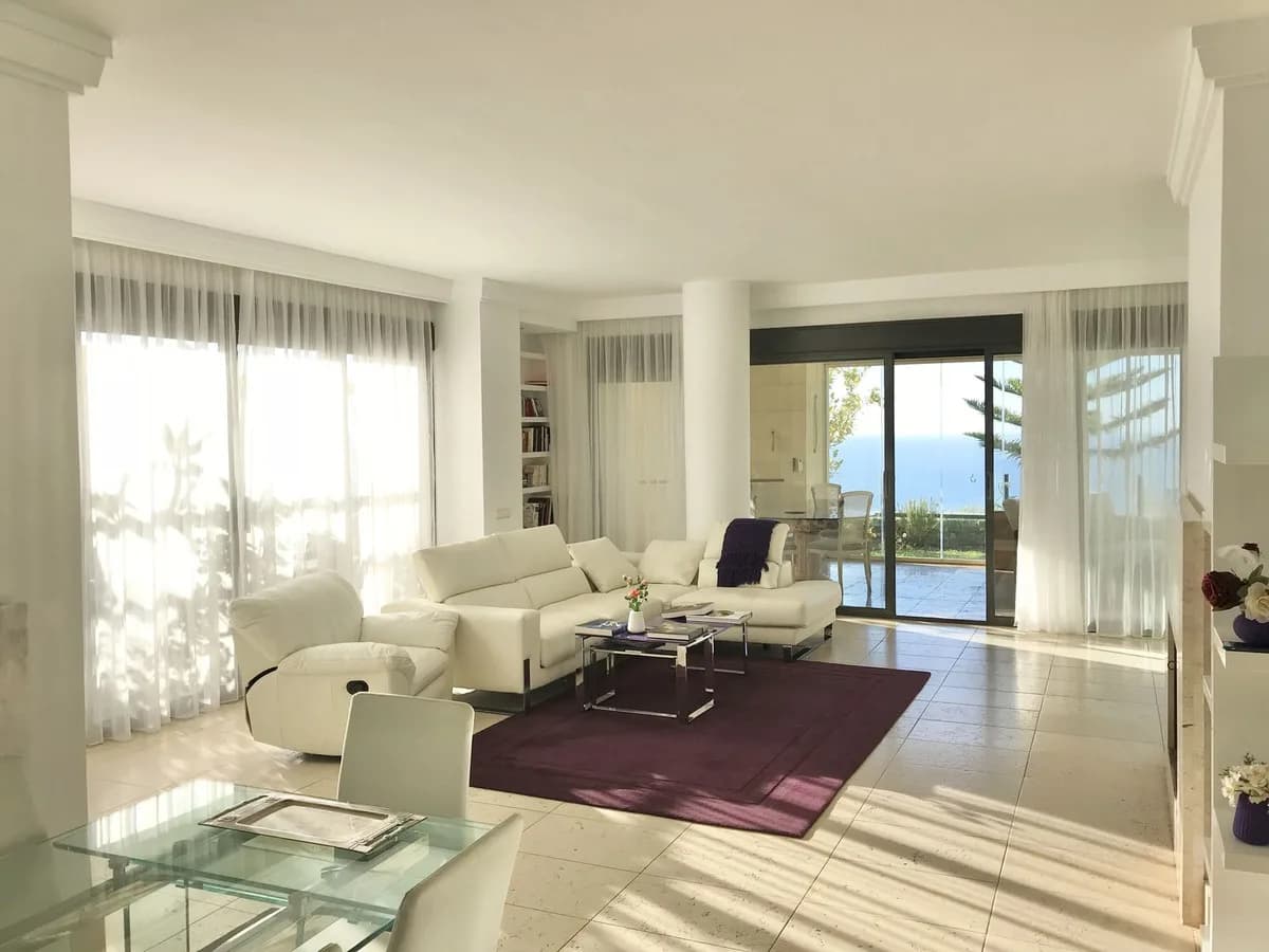 2 Bedroom Middle Floor Apartment for Sale in Altos de los Monteros, Málaga - Image 7