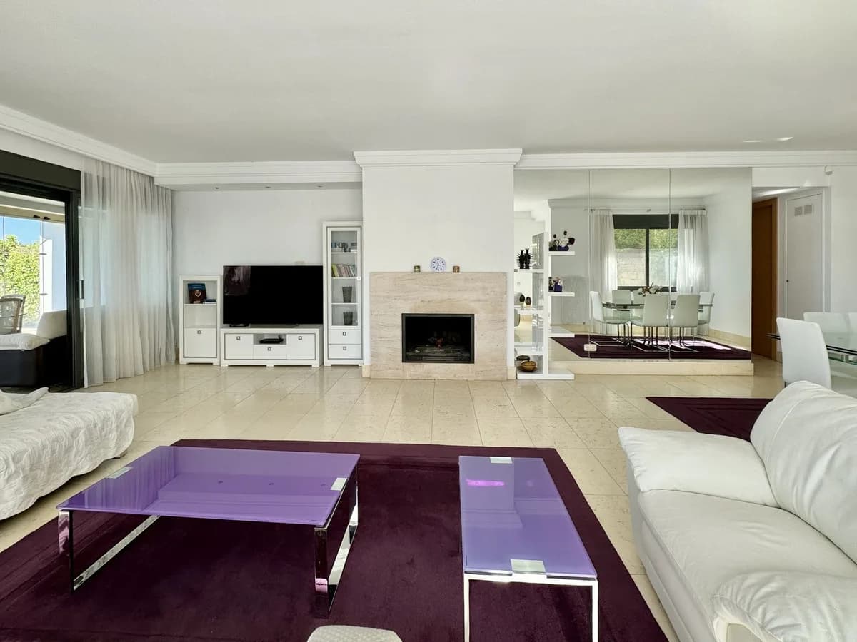 2 Bedroom Middle Floor Apartment for Sale in Altos de los Monteros, Málaga - Image 8