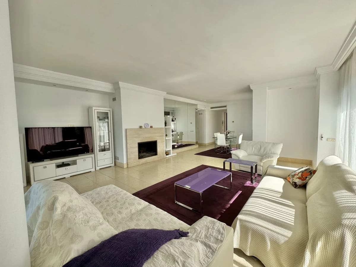 2 Bedroom Middle Floor Apartment for Sale in Altos de los Monteros, Málaga - Image 9