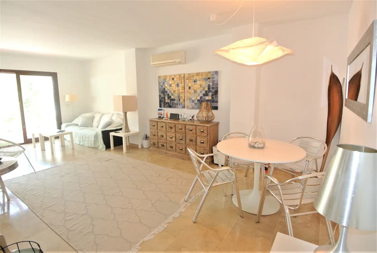 2 Bedroom Middle Floor Apartment for Sale in The Golden Mile, Málaga - Image 3