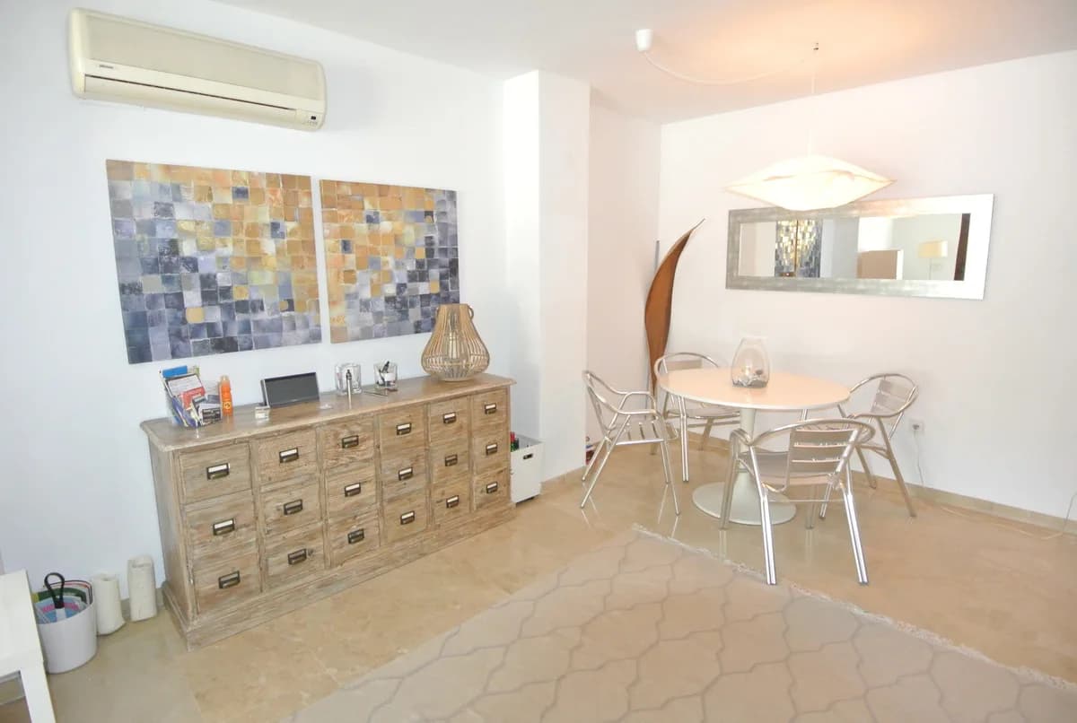 2 Bedroom Middle Floor Apartment for Sale in The Golden Mile, Málaga - Image 5