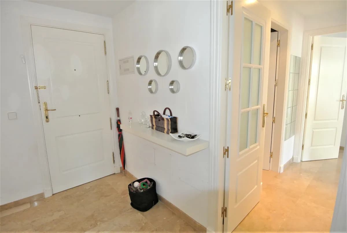 2 Bedroom Middle Floor Apartment for Sale in The Golden Mile, Málaga - Image 6