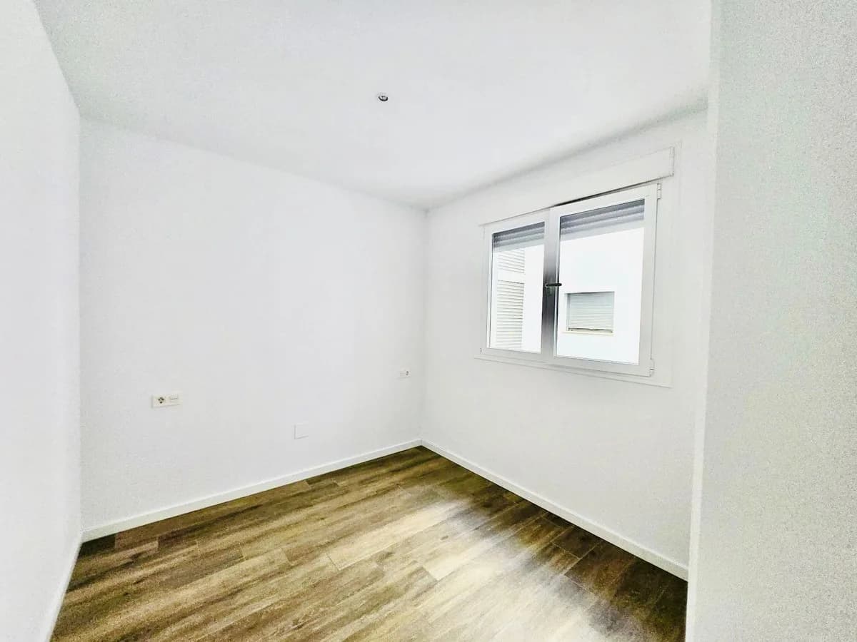 3 Bedroom Middle Floor Apartment for Sale in Nueva Andalucía, Málaga - Image 8