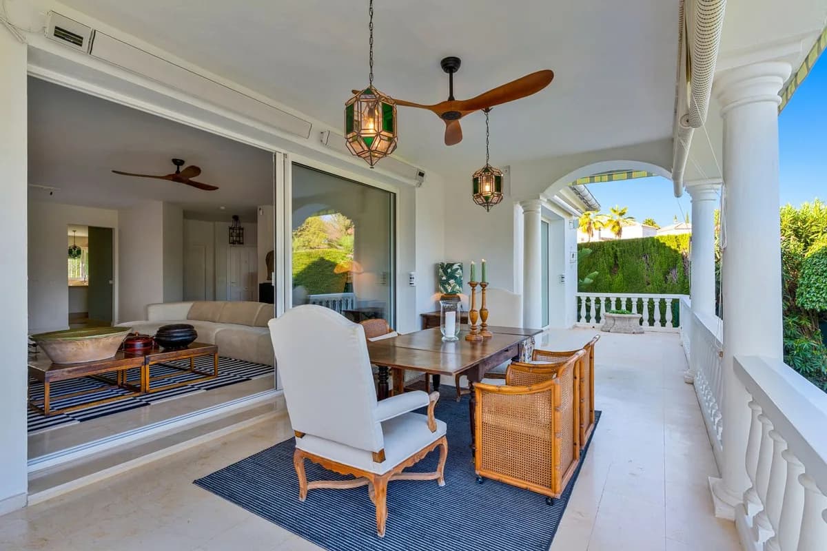 3 Bedroom Detached Villa for Sale in El Paraiso, Málaga - Image 2