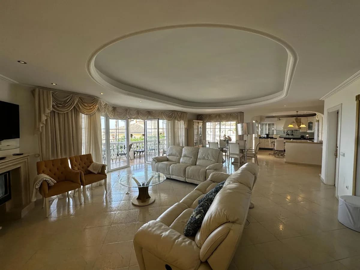 10 Bedroom Detached Villa for Sale in Mijas, Málaga - Image 2