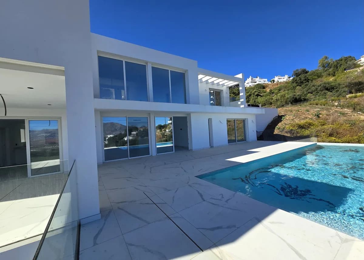 4 Bedroom Detached Villa for Sale in La Mairena, Málaga
