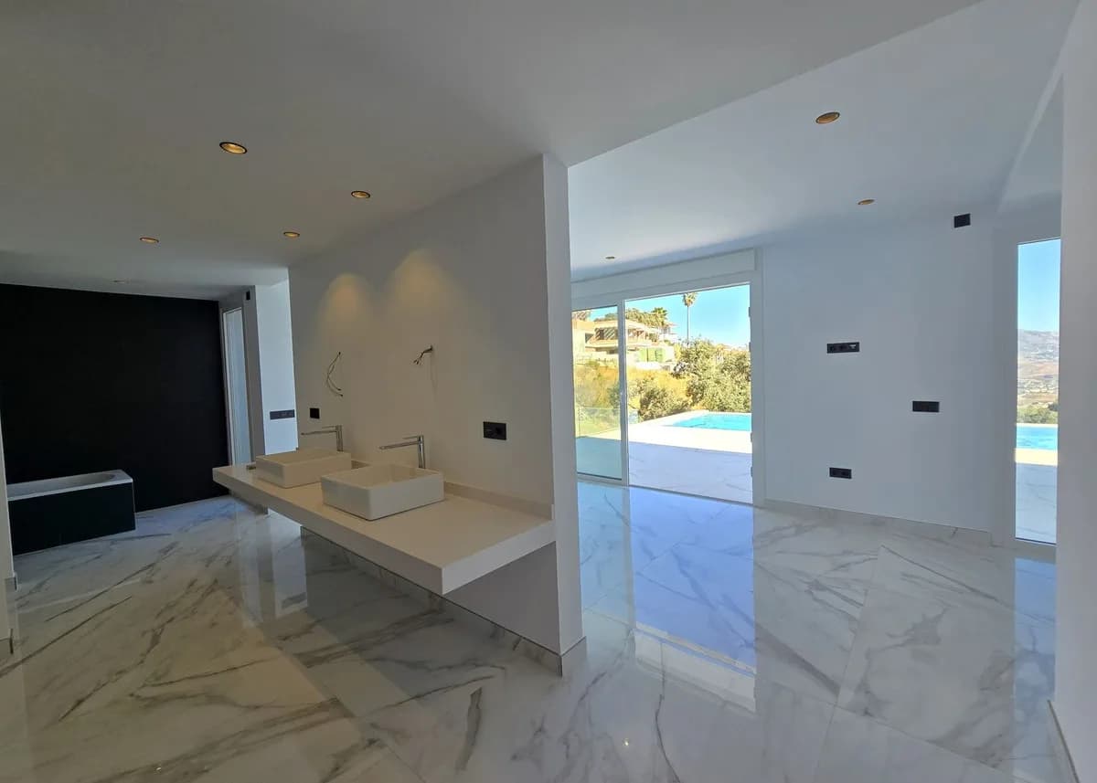 4 Bedroom Detached Villa for Sale in La Mairena, Málaga - Image 8