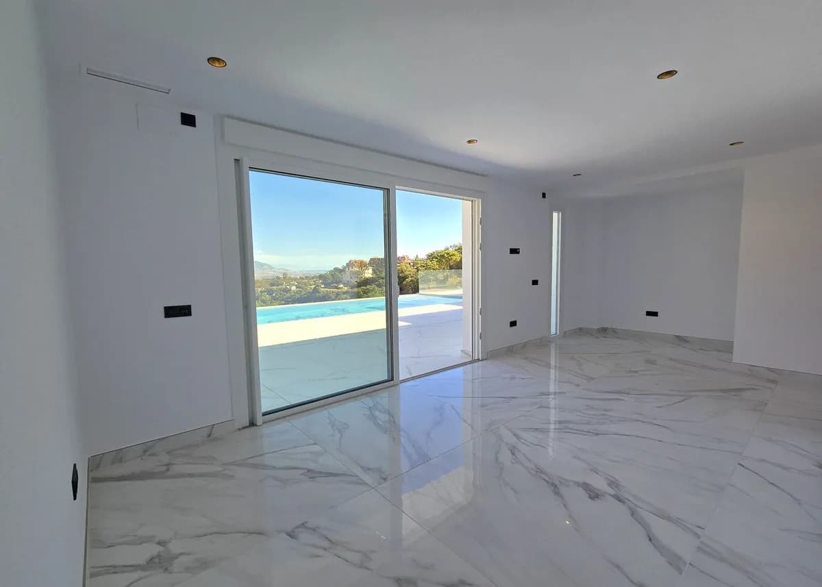 4 Bedroom Detached Villa for Sale in La Mairena, Málaga - Image 9